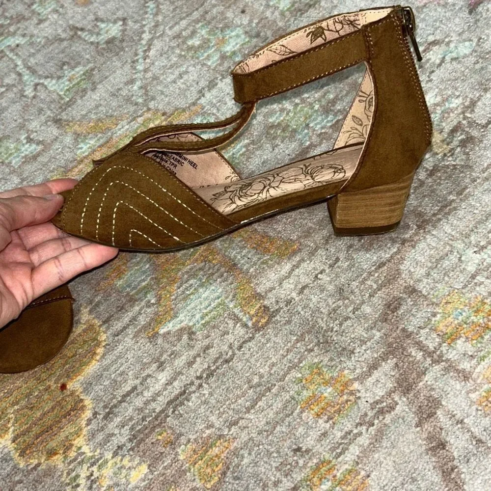 Joyfolie brown dress heels sz 2
